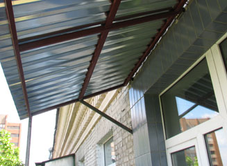 ремонт  крыш балконов из профнастила